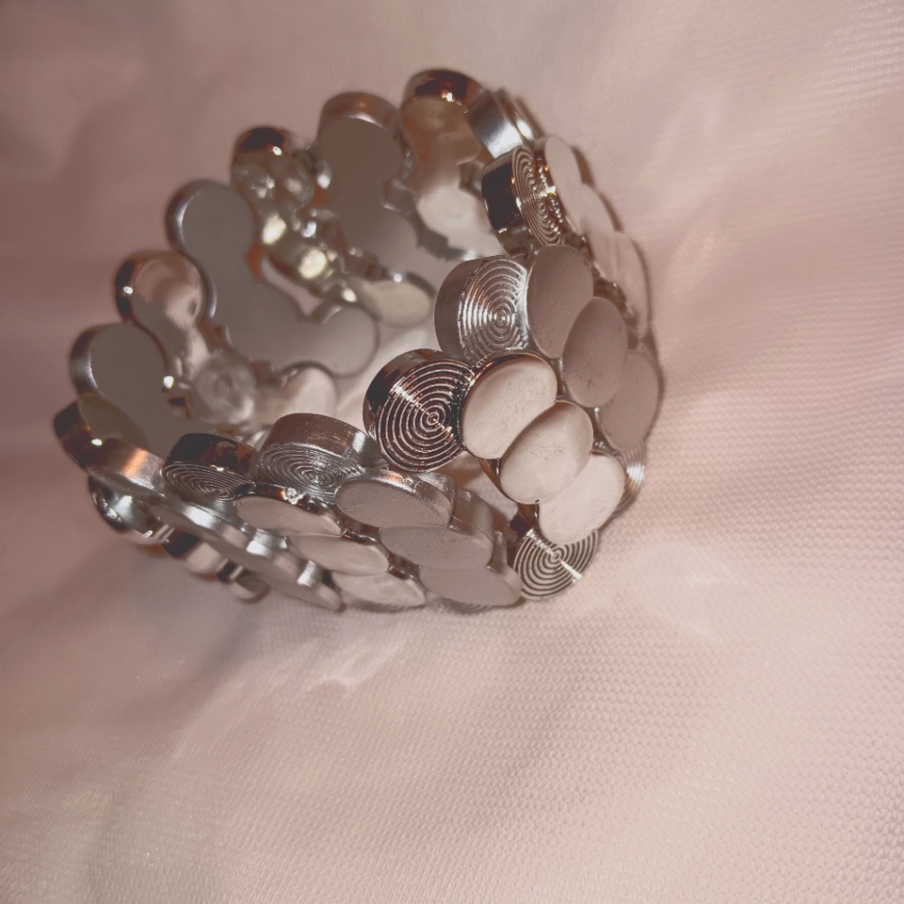 Versatile 8" Silver Tone Stretchy Bracelet - EUC